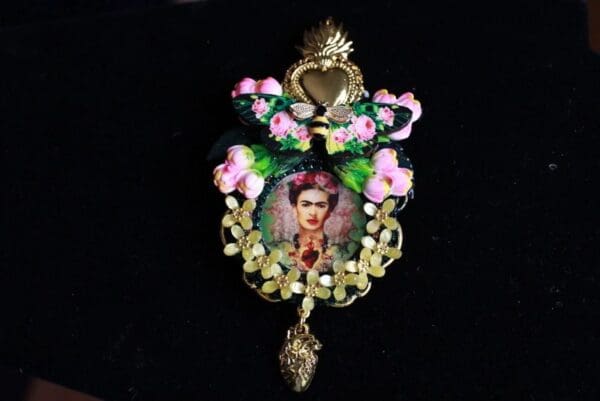 A black background with a picture of frida kahlo.