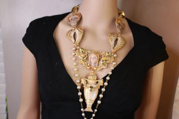 A woman wearing a necklace with pearls and gold.