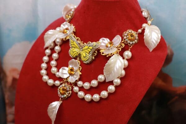 A necklace with pearls and flowers on it