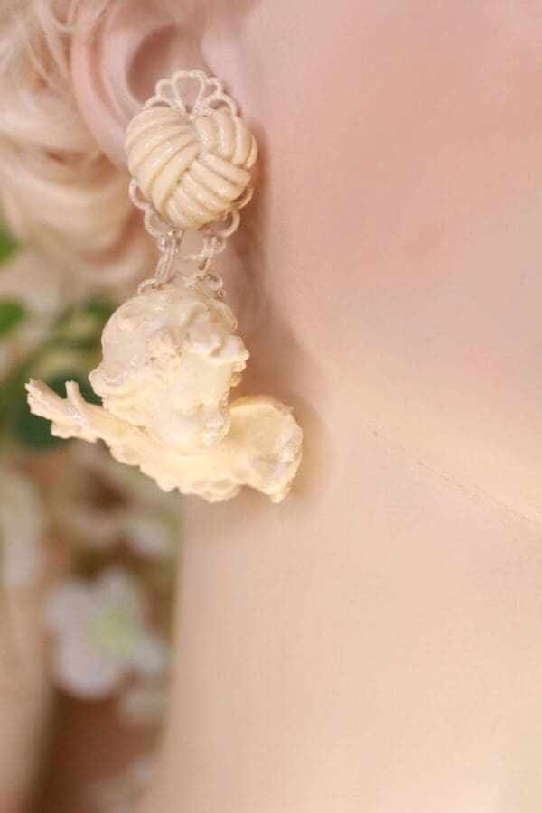 A close up of the back of a woman 's torso.