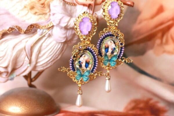 A pair of earrings with a picture on them.