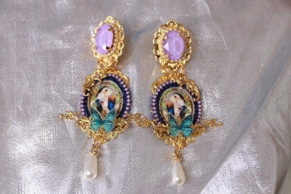 A pair of earrings with a picture on them.