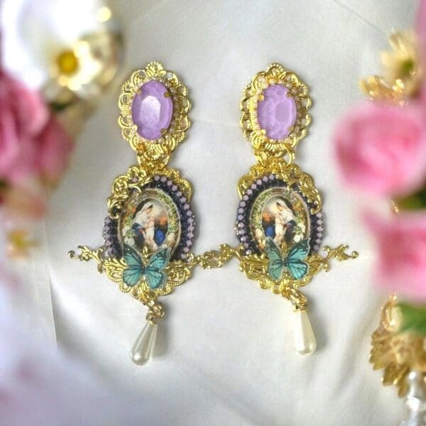 A pair of earrings with flowers and pearls
