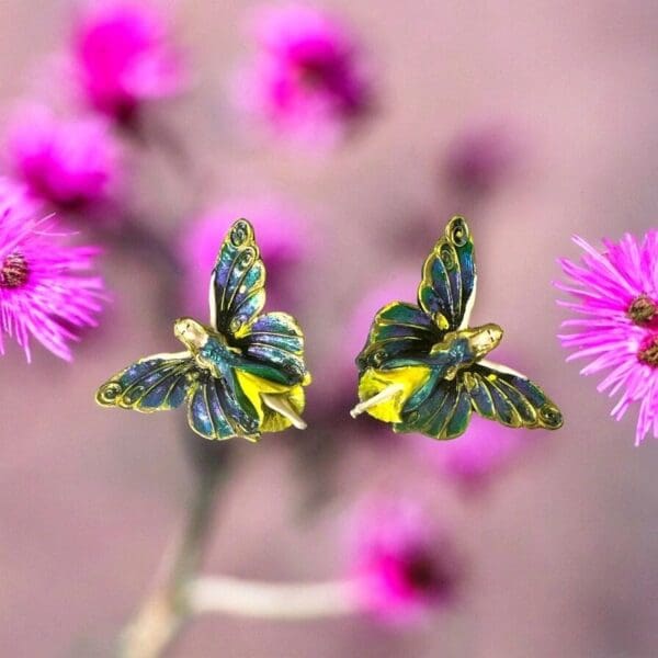 A close up of some flowers with purple petals