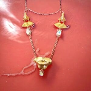 A necklace with gold and pearls on it