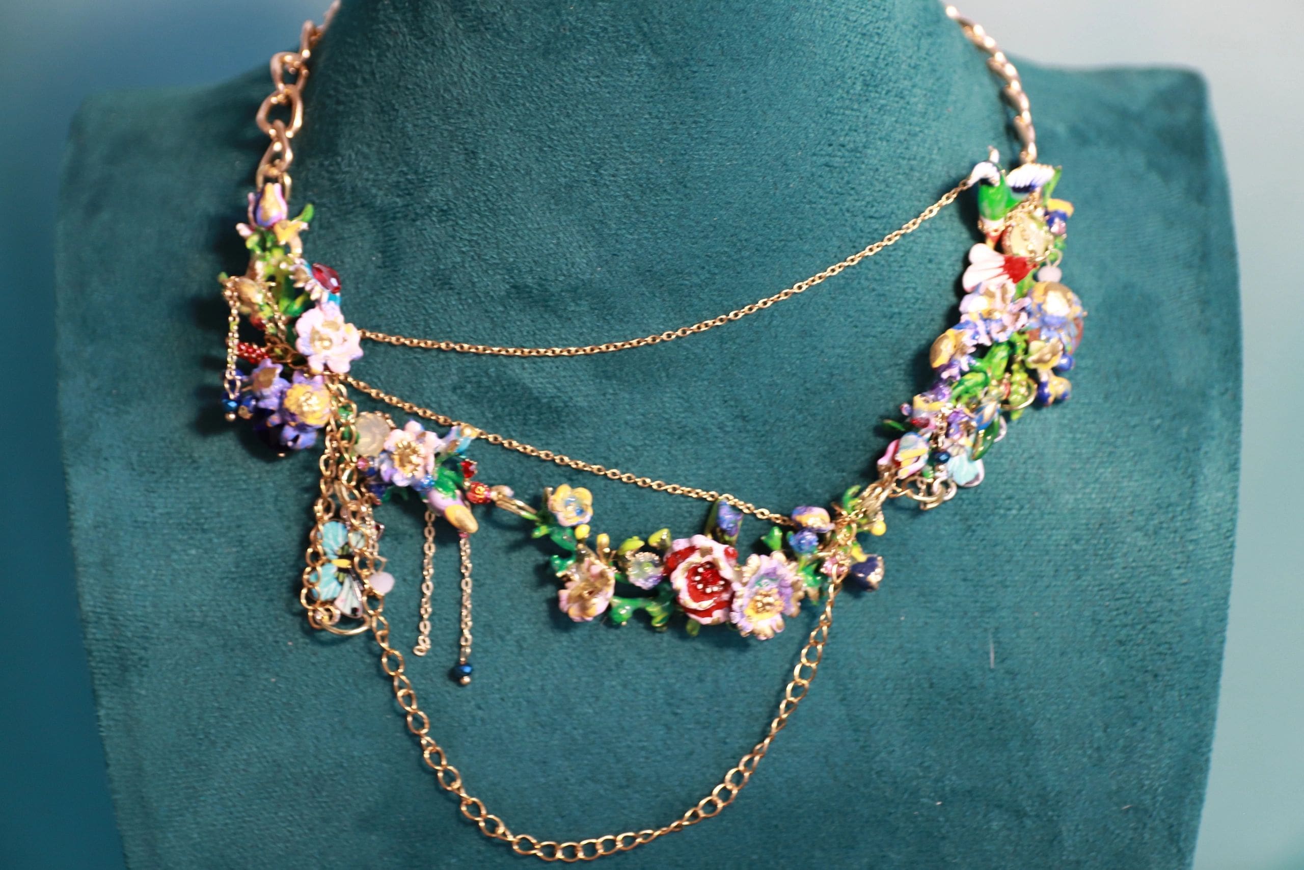 A necklace with flowers and chains on the neck of a woman.