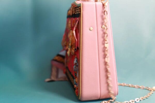 A pink purse sitting on top of a table.