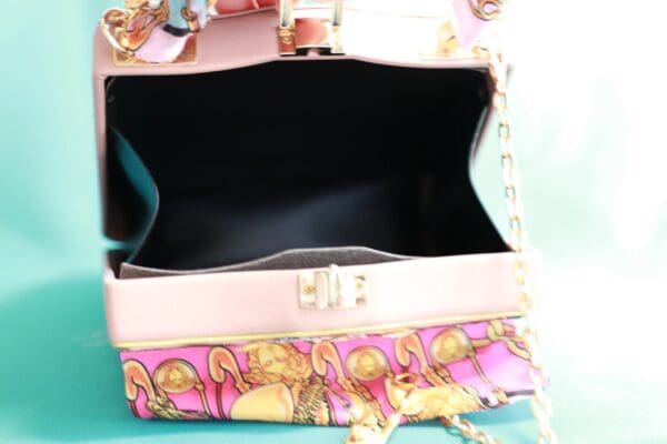 A pink purse sitting on top of a table.