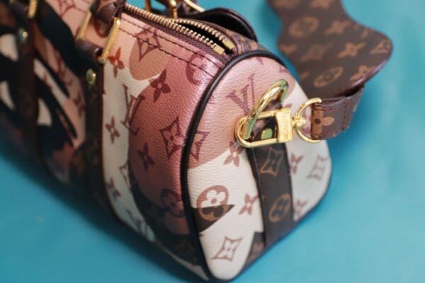 A close up of the handle on a louis vuitton bag
