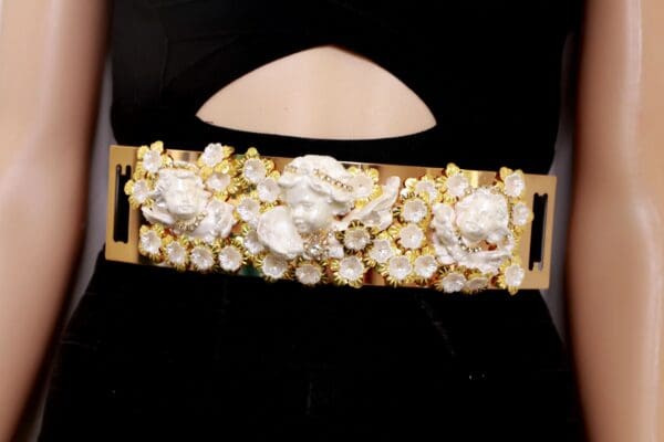 A close up of the wrist band with popcorn