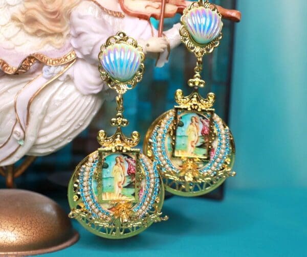 A pair of earrings with a picture on them.