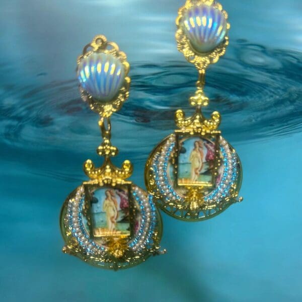 A pair of earrings with a picture on them.