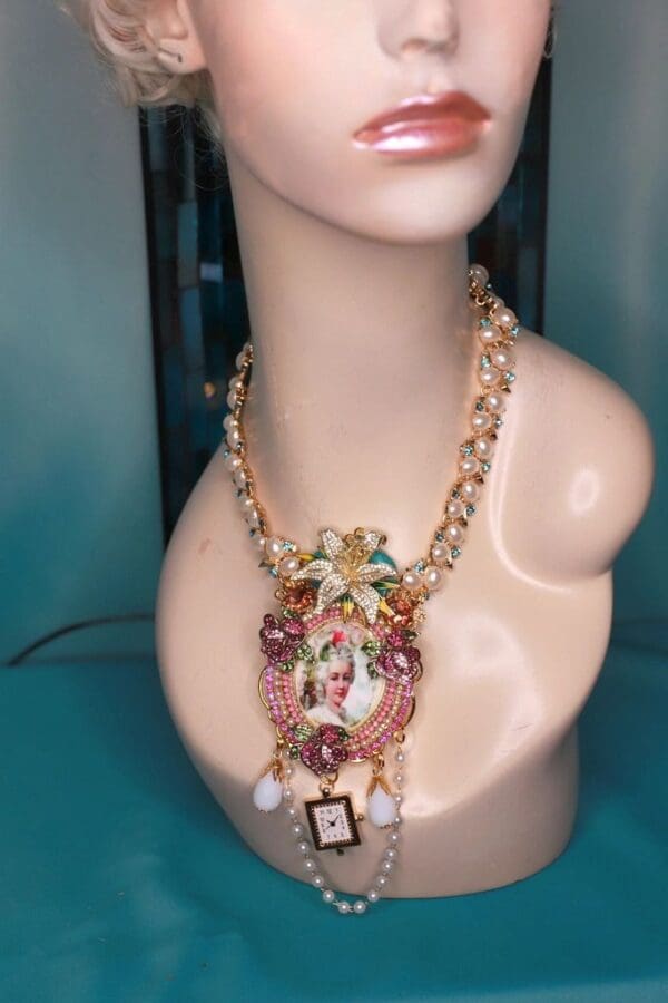 A mannequin wearing a necklace with pearls and glass beads.