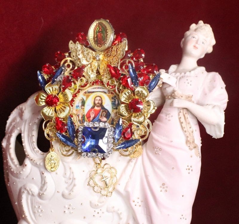 A statue of jesus and the virgin mary.