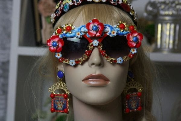 A mannequin wearing sunglasses and headpiece with flowers.