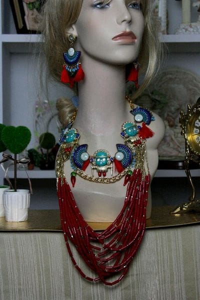 A mannequin wearing a necklace and earrings.