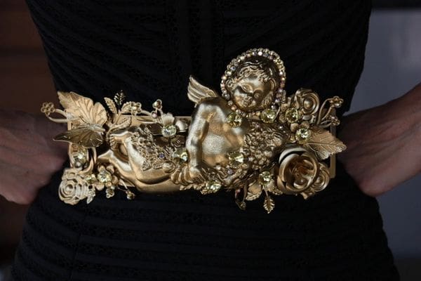 A close up of the top part of a tiara