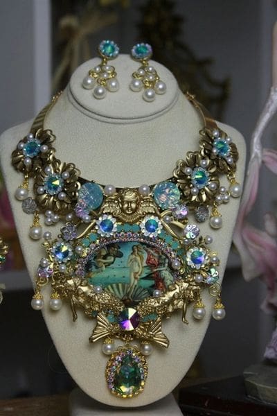 A necklace and earrings set with pearls, rhinestones and glass beads.