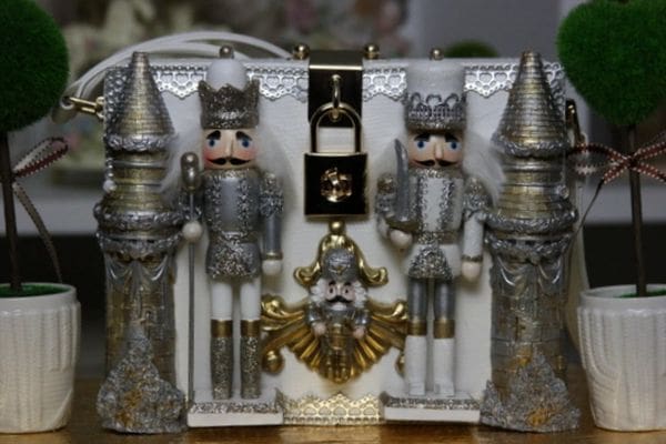 A silver nutcracker set with two kings and one king.