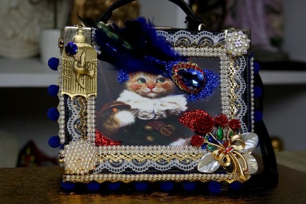 A picture frame with a cat on it