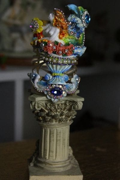 A statue of a bird sitting on top of a pillar.