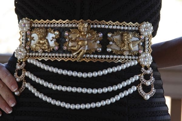 A close up of the waist chain