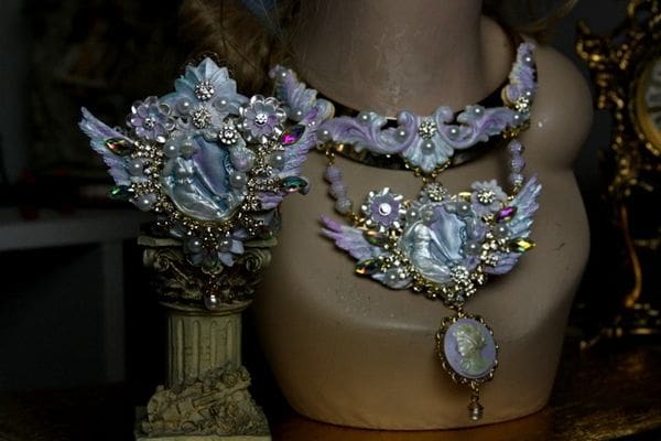 A close up of a necklace and bracelet