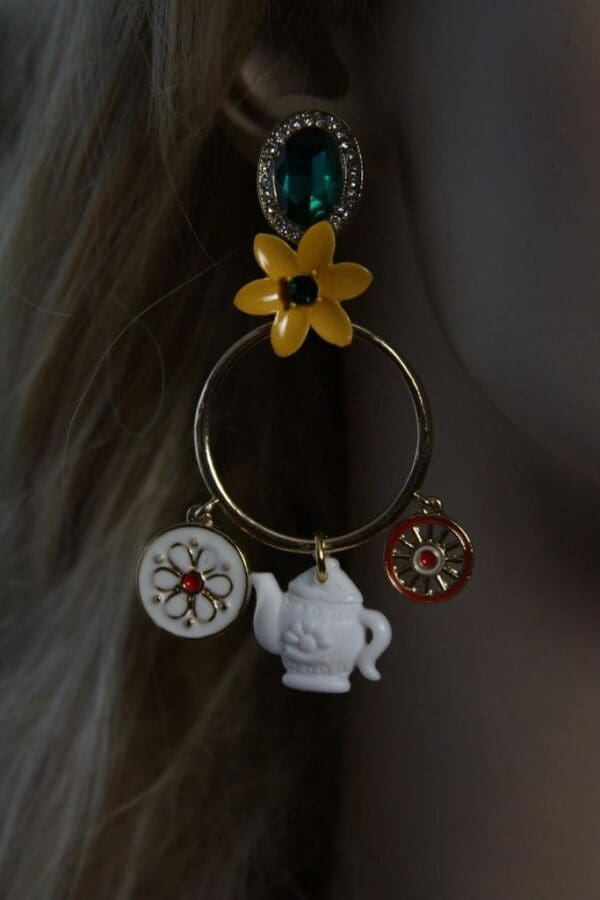 SOLD! 1441 Designer Inspired Teapod Flower Earrings Studs - Image 2