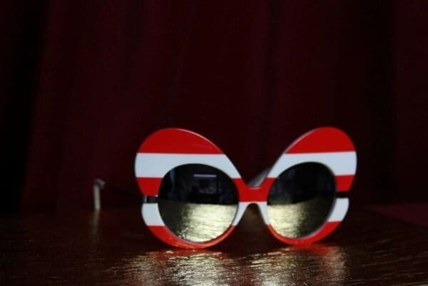 SOLD! 1871 Trendy Red Stripe Oversized Sunglasses Shades - Image 5