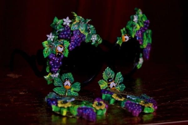 SOLD! 1975 Hand Painted Bee Impressive Grapes Embellished Sunglasses - Image 8