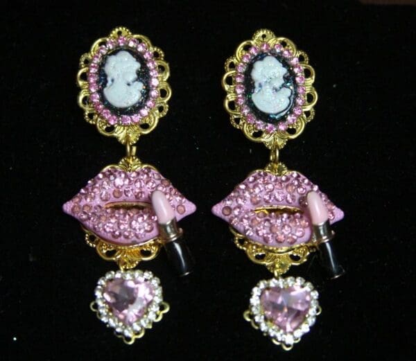SOLD!2580 Pink Crystal Cameo Lips Unusual Earrings - Image 2