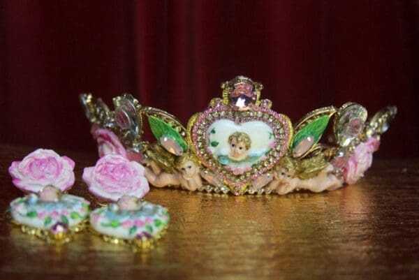 SOLD! 2845 Set Of Baroque Hand Painted White Heart Cherubs Angels Crown+ Earrings - Image 8