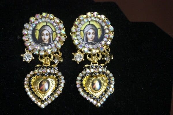 SOLD! 3092 Virgin Mary Madonna Church Cameo Heart Earrings - Image 3