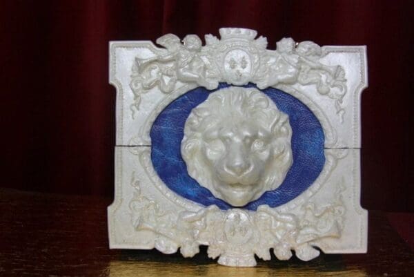 SOLD! 3124 Total Baroque Medieval White Pearlish Lion Cherubs Handbag Crossbody - Image 2