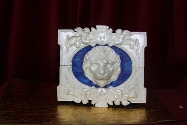 SOLD! 3124 Total Baroque Medieval White Pearlish Lion Cherubs Handbag Crossbody - Image 3