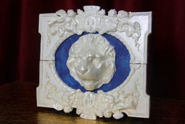 SOLD! 3124 Total Baroque Medieval White Pearlish Lion Cherubs Handbag Crossbody - Image 4