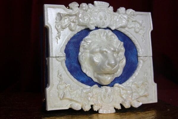 SOLD! 3124 Total Baroque Medieval White Pearlish Lion Cherubs Handbag Crossbody - Image 5
