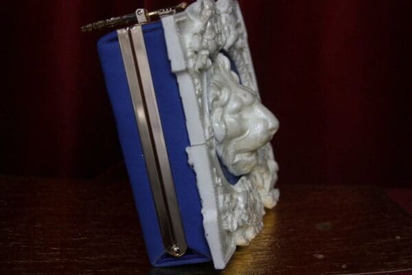 SOLD! 3124 Total Baroque Medieval White Pearlish Lion Cherubs Handbag Crossbody - Image 6