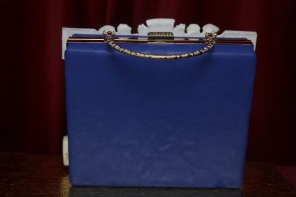 SOLD! 3124 Total Baroque Medieval White Pearlish Lion Cherubs Handbag Crossbody - Image 7