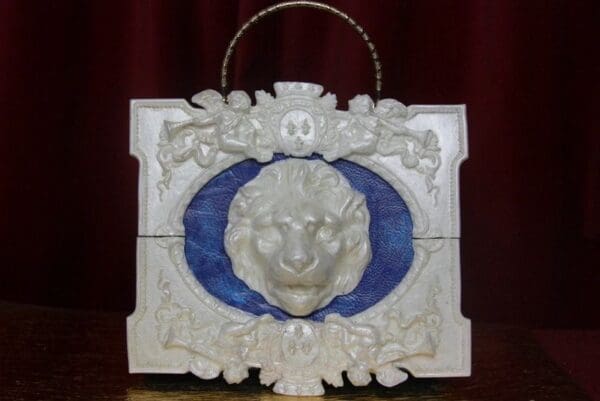 SOLD! 3124 Total Baroque Medieval White Pearlish Lion Cherubs Handbag Crossbody - Image 8