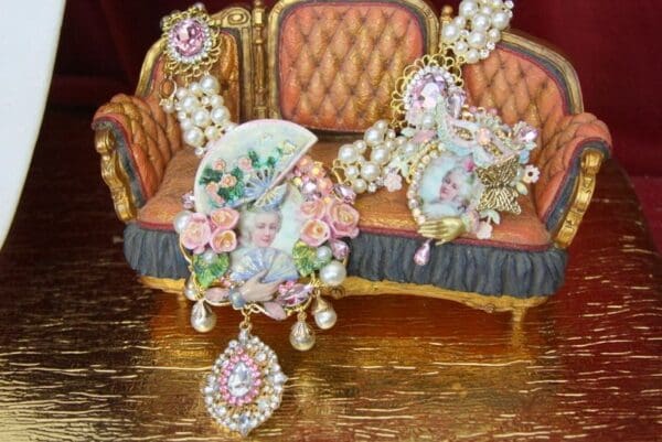 SOLD! 3593 Set Of Marie Antoinette Fan Vintage Style Pearl Necklace+ Earrings - Image 3