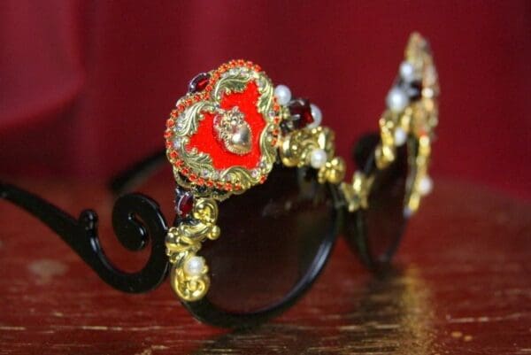 SOLD! 3649 Baroque Heart Gold Curves Embellished Sunglasses - Image 5