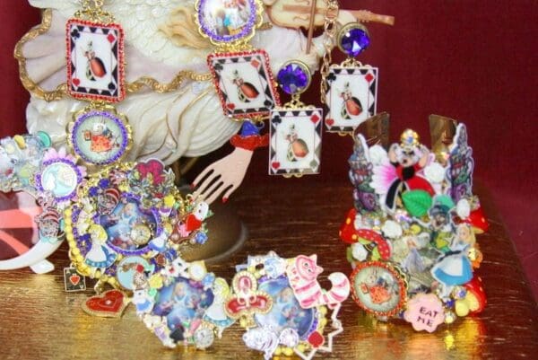 SOLD! 3688 Set Of Alice In Wonderland Hands Unusual Necklace+ Earrings - Image 7