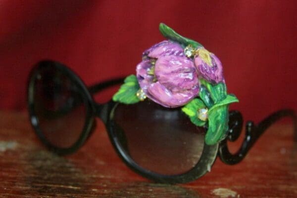 SOLD! 3824 Baroque Hand Painted Tulip Embellished Sunglasses - Image 4