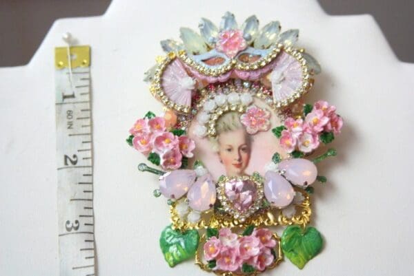 SOLD! 4363 Victorian Young Marie Antoinette Fan Mask Roses Hand Painted Huge Crystal Brooch - Image 9