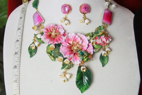 SOLD! 4512 Set Of Genuine Botswana Agate Hand Painted Vivid Flowers Roses Bee Necklace+ Earrings - Image 3