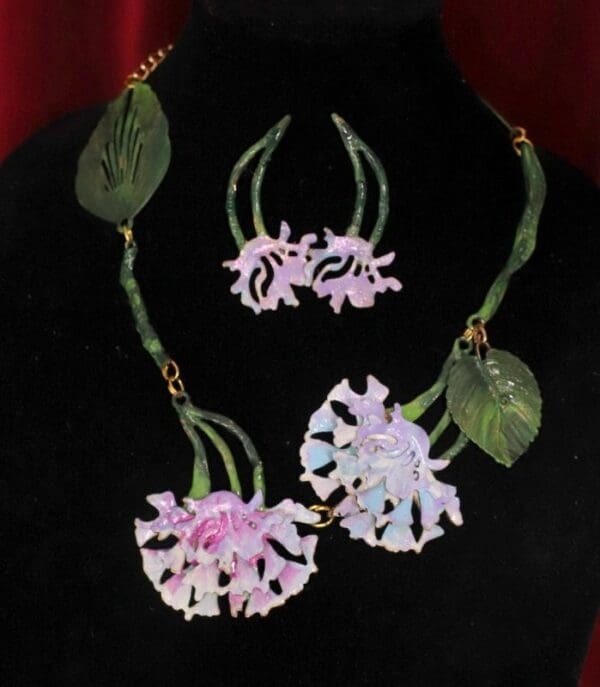 SOLD! 4572 Set Of Baroque Hand Painted Carnations Leaf Necklace+ Earrings - Image 3