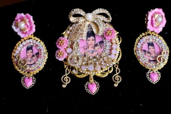 SOLD! 4745 Set Of Musical Audrey Hepburn Crystal Bow Massive Brooch+ Earrings - Image 8