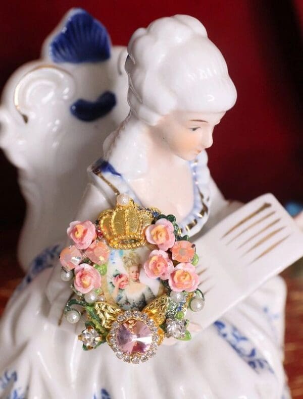 SOLD! 4766 Young Marie Antoinette Hand Painted Roses Crown Cocktail Adjustable Ring - Image 4