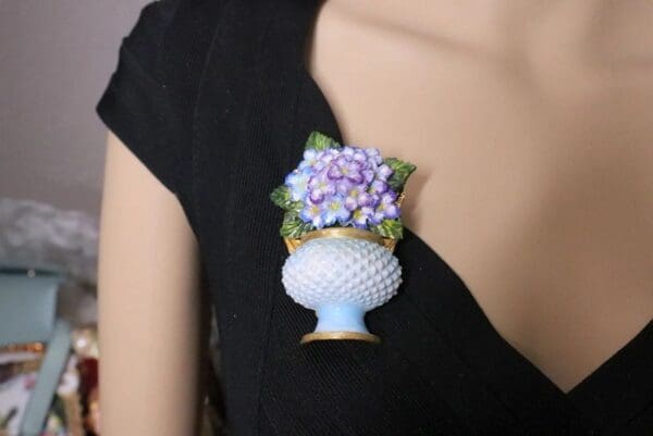 SOLD! 5071 Unusual Baroque Vase Hydrangea Flowers Hand Painted Massive Brooch - Image 4